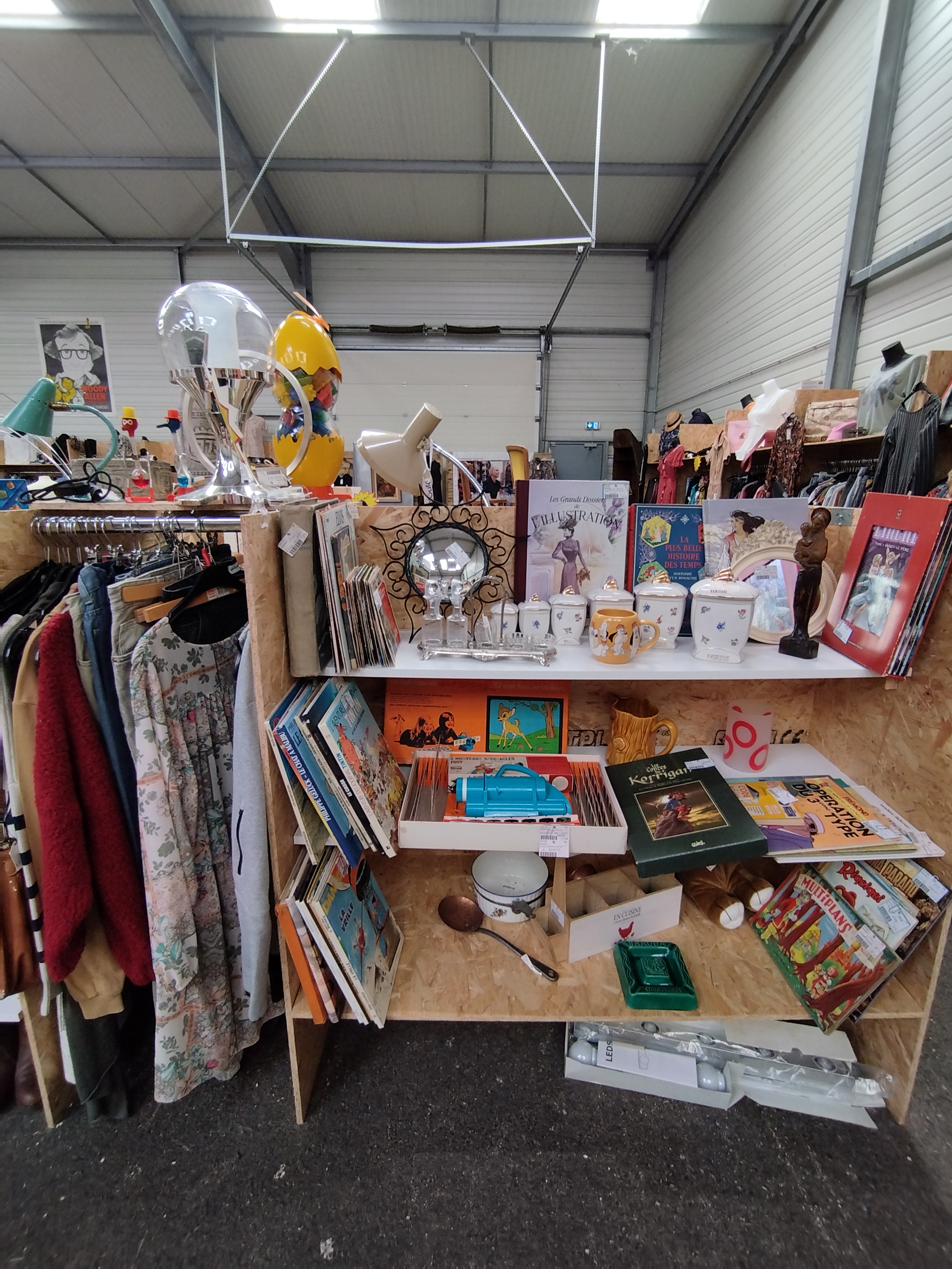 visuel Stand BOX 3 ETAGÈRES AVEC PENDERIE